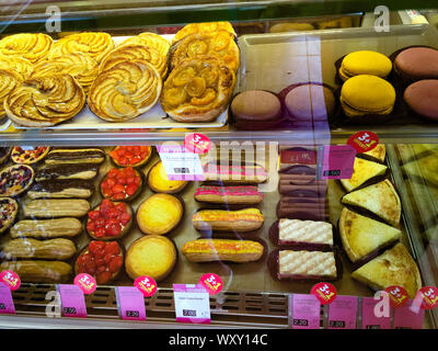 Vitrine de pâtisseries françaises Normandie, France Banque D'Images