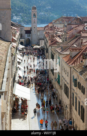 La rue principale Stradun de Dubrovnik, vu depuis les remparts de la cité médiévale classée au patrimoine mondial de l'UNESCO, la vieille ville de Dubrovnik Croatie Europe Banque D'Images