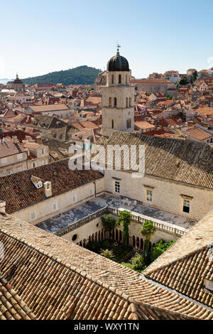 Dubrovnik Franciscan Monastery, clocher et les cloîtres vu des murs de la ville, la vieille ville de Dubrovnik classée au patrimoine mondial de l'UNESCO, Dubrovnik, Croatie Banque D'Images