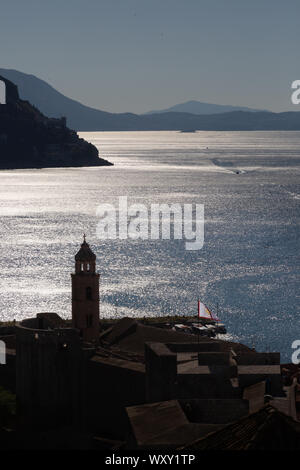 La côte dalmate et le clocher de l'ancien Couvent Dominicain, tôt le matin, la vieille ville de Dubrovnik, site classé au patrimoine mondial de l'UNESCO, Dubrovnik Croatie Europe Banque D'Images