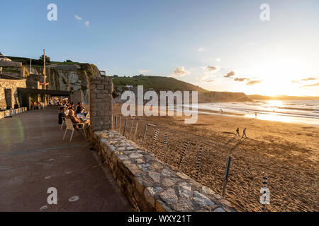 Les gens à l'hondartzako txiringitoa Itzurun à coucher, Itzurun Beach., Zumaia, Pays Basque, Espagne Banque D'Images