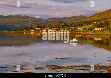 Le loch Carron, par le village de Lochcarron, Wester Ross, des Highlands d'Écosse, avec les maisons de Dail aChladaich sur la rive Banque D'Images