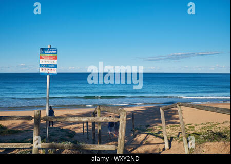 Entrée de Palm Beach avec un panneau d'avertissement sur une journée ensoleillée avec un ciel bleu clair, New South Wales, Australie Banque D'Images