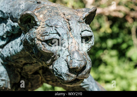 Cheetah sculpture à Al Azifat Gardens, Strathcarron, Ross-shire, Banque D'Images