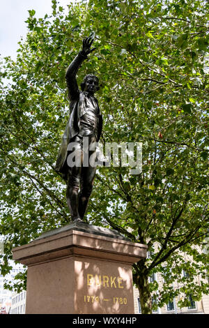 Edmund Burke a été député de Bristol 1774 - 1780. Sa statue de bronze, qui se trouve dans l'avenue Colston, est une réplique d'une statue en marbre dans le St.Stephen's Hall, Banque D'Images