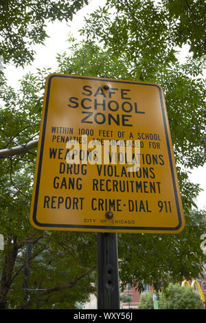 Zone de sécurité à l'école d'avertissement signe plus sévères pour certains crimes dans un secteur de l'école Chicago Illinois USA Banque D'Images