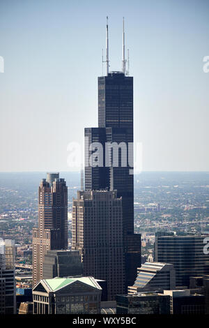 Haut de la Sears Tower Willis et les bâtiments environnants, à la recherche à l'horizon comme vu à travers le verre à partir de la Hancock Center Chicago Illinois Banque D'Images