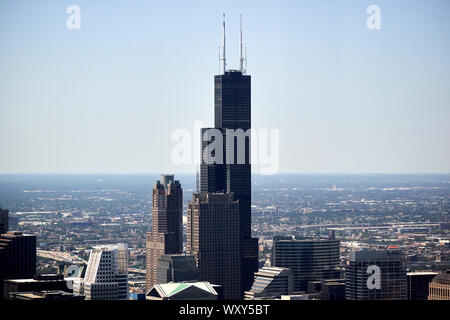 Haut de la Sears Tower Willis et les bâtiments environnants, à la recherche à l'horizon comme vu à travers le verre à partir de la Hancock Center Chicago Illinois Banque D'Images