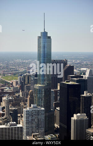 Haut de la Trump Tower et les bâtiments environnants, à la recherche à l'horizon comme vu à travers le verre à partir de la Hancock Center Chicago Illinois united Banque D'Images