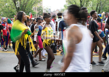 Tanzend zu schwarzenberg Musik der Teilnehmer laufen West Indian Day Parade à New York City un den Zuschauern animieren vorbei und diese. Banque D'Images
