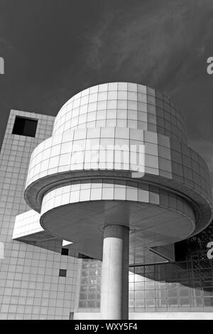 Vue partielle de l'extérieur de la Rock and Roll Hall of Fame and Museum à Cleveland, Ohio, USA en noir et blanc. Banque D'Images