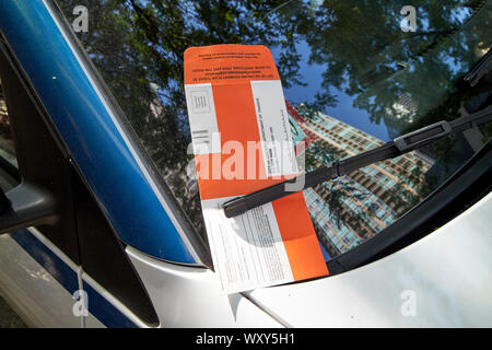 Ticket de parking sous l'essuie-glace sur la fenêtre de voiture garée dans la zone de nettoyage dans le centre-ville de Chicago, dans l'Illinois, États-Unis d'Amérique Banque D'Images