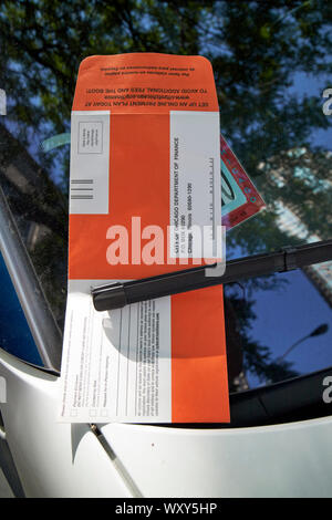 Ticket de parking sous l'essuie-glace sur la fenêtre de voiture garée dans la zone de nettoyage dans le centre-ville de Chicago, dans l'Illinois, États-Unis d'Amérique Banque D'Images