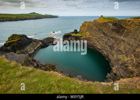 Le Blue Lagoon à Abereiddi dans Pembrokeshire formé à partir d'une ancienne mine d'ardoise Banque D'Images