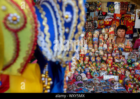 Poupées russes et Kokoshnik Matreshka dans une gamme sur un comptoir d'une boutique de souvenirs sur la Place Rouge à Moscou, Russie centre Banque D'Images