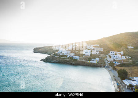 Vue aérienne sur les Tinos de l'île grecque au coucher du soleil Banque D'Images