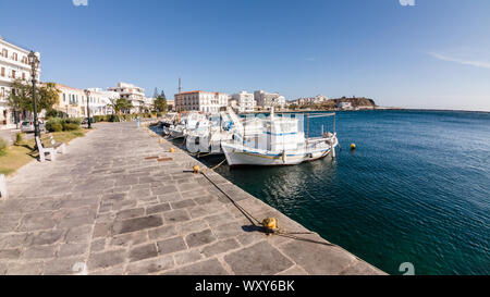 L'amarrage des bateaux de pêche à Tinos. Le Port de Tinos. La Grèce. Banque D'Images