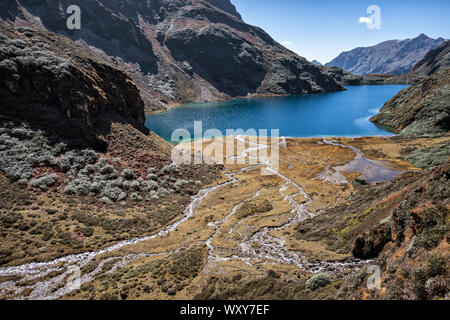 Le lac Tsho om entre la tempe et Maurothang, Wangdue Phodrang, district, le Bhoutan Trek Snowman Banque D'Images