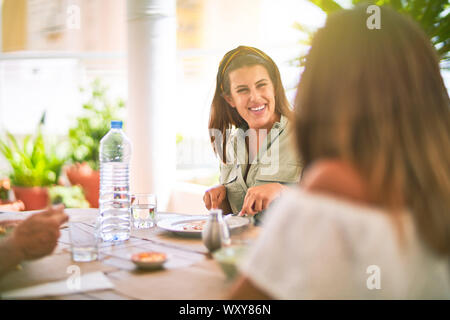 Belle Mère et fille assis en terrasse de manger des aliments et parlant smiling Banque D'Images