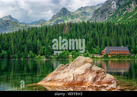 Lac de montagne (Popradske Pleso) dans le Parc National des Hautes Tatras, Slovaquie Banque D'Images