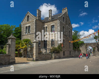 Vue depuis la rue de manoir historique de chambre d'hôtes La Guérandière avec les gens et l'entrée de la cité médiévale de Guérande, France, dans le Banque D'Images