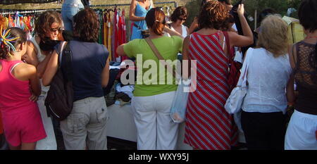 Commerce DE MARCHÉ EN PLEIN AIR. Marché AUTHENTIQUE DANS LE SUD DE L'EUROPE. Vendre et acheter de la nourriture et des vêtements. Bonnes affaires. Valeur pour l'argent. Bon SHOPPING. Bonnes affaires. Les femmes SHOPPING. Les femelles d'émission. Les femmes à la vente. La chasse aux aubaines. Offres bon marché. Banque D'Images