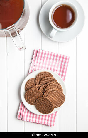 Moelleux au chocolat, biscuits. Cookies au chocolat et tasse de thé. Vue d'en haut. Banque D'Images