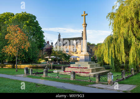 Monument commémoratif de guerre à la lumière tôt le matin juste après le lever du soleil. Kingham, Cotswolds, Gloucestershire, Angleterre Banque D'Images