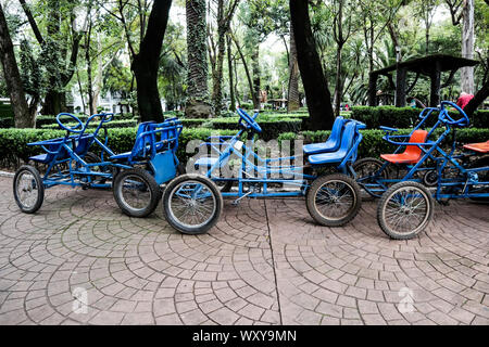 Vélos bleus dans Parque Mexico dans Condesa quartier de Mexico Banque D'Images