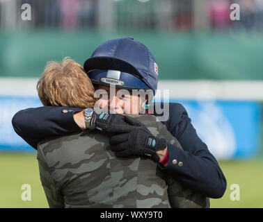 Land Rover Burghley Horse Trials, Stamford, Lincolnshire, Angleterre, 8 septembre 2019, gagnante, Pippa Funnel épouse Jane Clarke après sa victoire Banque D'Images