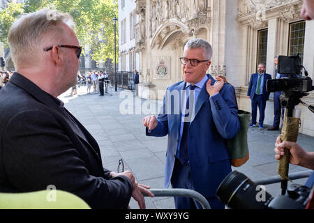 Jolyon Maugham QC parlant avec laisser supporter devant la Cour suprême Banque D'Images