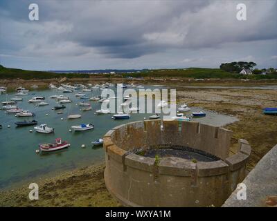 Le fond du port du conquet une marée basse , avec ses bateaux de plaisance et une maison Cycles Terrot surplombant le port Banque D'Images