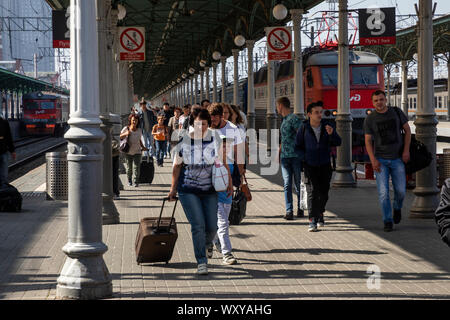 Les gens marchent sur la plate-forme de la gare de Biélorussie se trouve à Moscou avec des trains de banlieue et les trains longue distance à Moscou, Russie Banque D'Images