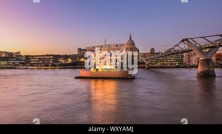 Londres, Royaume-Uni, 18 Sep 2019. Le navire de la tolérance l'installation sur la Tamise s'allume contre le ciel bleu pastel et au coucher du soleil, après une journée chaude et ensoleillée à Londres. Partie de Thames festival, totalement le navire de la tolérance est un magnifique bateau en bois de 60 pieds avec l'installation d'œuvres d'enfants du monde entier tissés ensemble pour créer les voiles. Il a été crée par les artistes Ilya et Emilia Kabakov. Credit : Imageplotter/Alamy Live News Banque D'Images