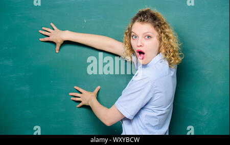 24. connaissances tableau noir vide d'informations. Retour à l'école. femme aime étudier. l'université ou au collège la vie. surpris étudiant à tableau noir. femme enseignant à l'école leçon. L'étude et l'éducation. Banque D'Images