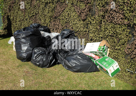 Septembre 2019 - les ordures et déchets laissés dans des sacs en plastique noir à Goodwood Revival meeting Banque D'Images