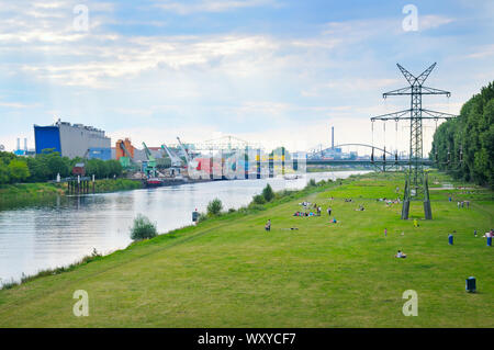 Lieu de repos de personnes sur les rives de la rivière Neckar dans la zone industrielle de la ville de Mannheim, Allemagne Banque D'Images