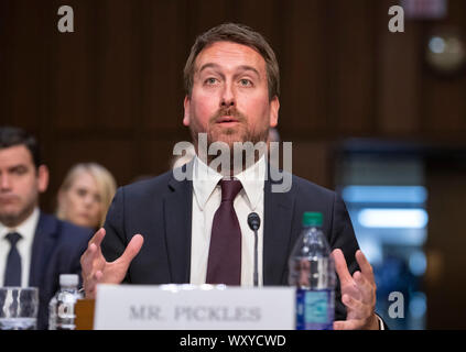 Washington DC, USA . 18 Sep, 2019. Nick Pickles, Directeur des politiques publiques, Twitter, témoigne devant le comité du Sénat américain sur le commerce, les sciences et le transport de masse sur la violence, l'extrémisme, et Responsabilité numérique' sur la colline du Capitole à Washington, DC le mercredi 18 septembre 2019. Credit : MediaPunch Inc/Alamy Live News Banque D'Images