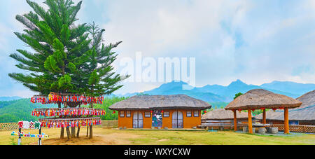 SANTICHON, THAÏLANDE - Mai 5, 2019 : Adobe Panorama de la cour de Yun Lai vue avec Norfolk Island pines avec désireux de souvenirs, une maison Chiinese Banque D'Images