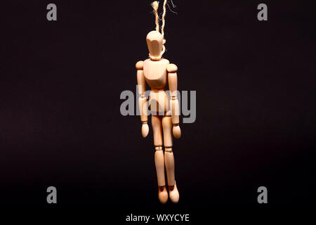 Image conceptuelle d'un mannequin pendu à une corde faite de corde avec espace pour copier Banque D'Images