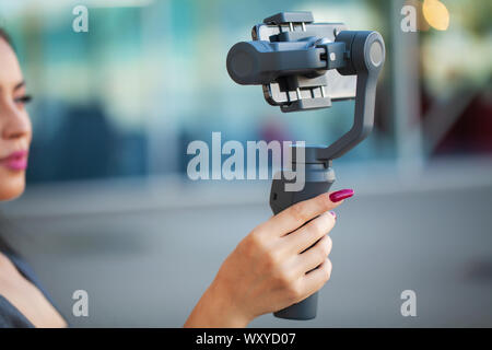 Blogger girl tire une vidéo sur voyageant sur un stabilisateur électronique. Banque D'Images