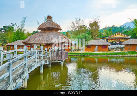 Les rives du petit étang sont connectés avec scenic bridge avec pavillon couvert au milieu, mountain village de Santichon thé chinois, Thaïlande Banque D'Images