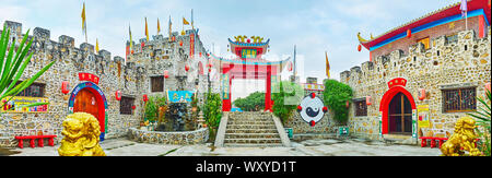 SANTICHON, THAÏLANDE - Mai 5, 2019 : Panorama de la stone castle en chinois Yunnan village culturel, avec des éléments décoratifs traditionnels chinois - swee Banque D'Images