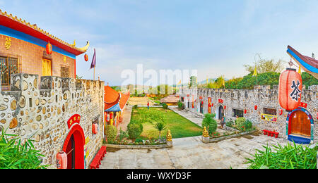 SANTICHON, THAÏLANDE - Mai 5, 2019 : Panorama depuis le rempart de village culturel du Yunnan chinois avec une vue sur des bâtiments avec des toits, petit ga Banque D'Images