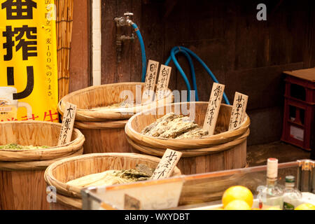 Les échoppes de produits frais du marché Nishiki, Kyoto, Japon Banque D'Images