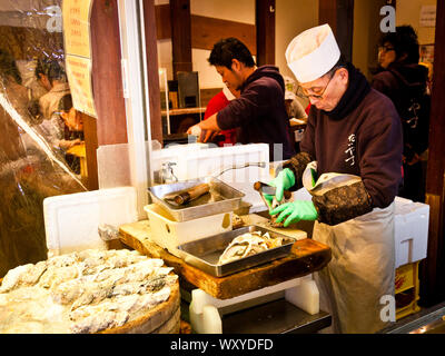 Les échoppes de produits frais du marché Nishiki, Kyoto, Japon Banque D'Images