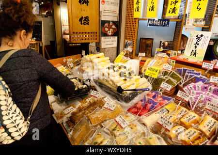 Les échoppes de produits frais du marché Nishiki, Kyoto, Japon Banque D'Images