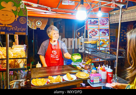 PAI, THAÏLANDE - Mai 5, 2019 : l'alimentation de rue démontre le vendeur de crêpes, cuits dans des feuilles de bananier dans la stalle de marché de nuit, le 5 mai dans la région de Pai Banque D'Images