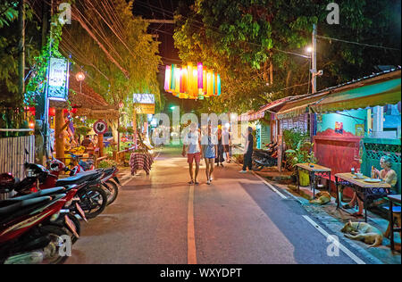 PAI, THAÏLANDE - Mai 5, 2019 : La rue de marche devient occupé et lieu intéressant chaque soir, ici localiser'cafés, bars, magasins de souvenirs et Banque D'Images
