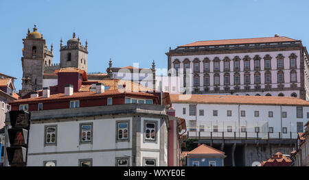 Vue du centre-ville à la Cathédrale et palais des évêques à Porto Banque D'Images